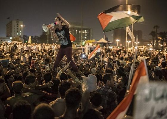 Tahrir Mursi'yi yetkilerini devralmaya çağırıyor