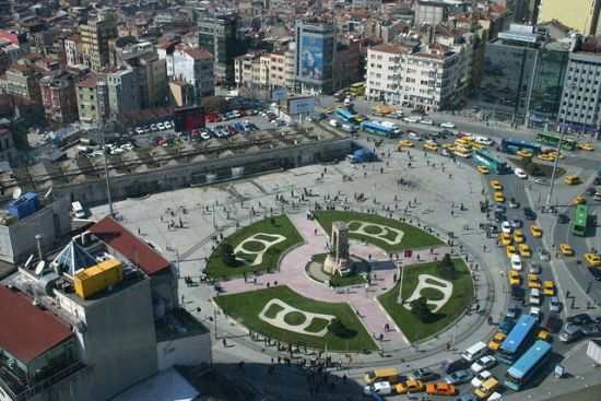 Taksim Meydanı’nda esnaf yerinden ediliyor