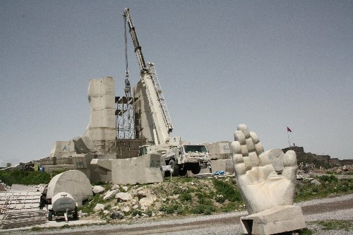 İnsanlık yıkıldı, yerine Cezayir anıtı dikilecek