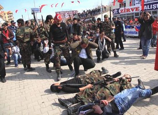 Ermeni askeri canlandıran belediye işçisi ağır yaralandı