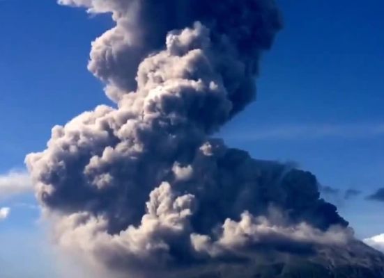 (VİDEO) Japonya’da yanardağ patladı