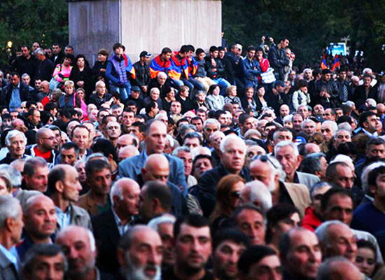 Yerevan'da binlerce kişi Avrasya Ekonomik Birliği imzasına öfkeli 